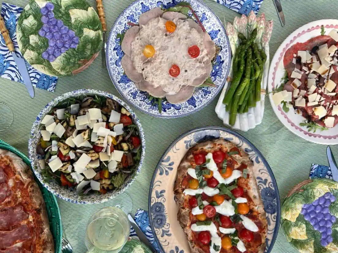 Italiaanse catering geserveerd op eigen servies